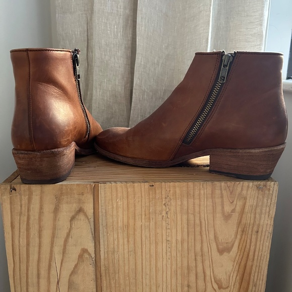 Frye Carson Piping Caramel Brown Bootie - Picture 1 of 7